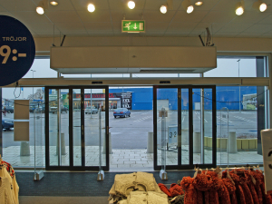 En ovanblåsande luftridå från RMK i en stor entré med kläder.