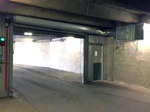En ovanblåsande luftridå från RMK på garageport med betongramp.
