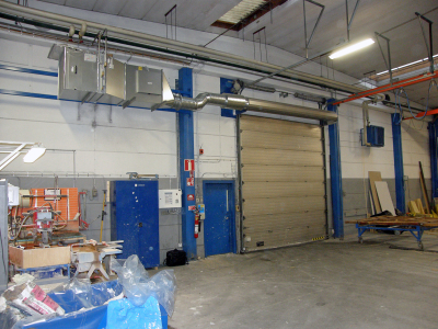En ovanblåsande luftridå från RMK på industriport med blå dörr.
