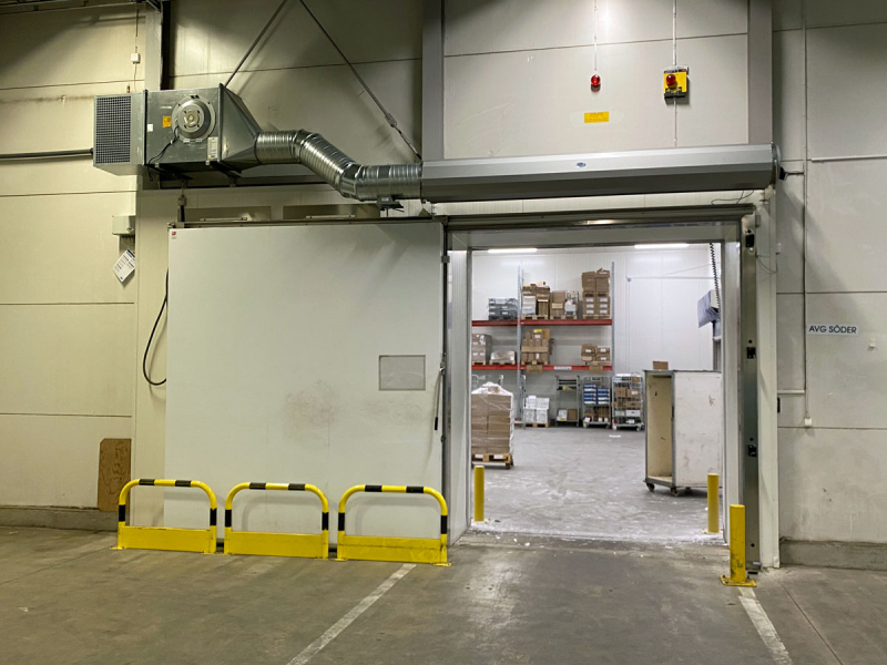 Ovanblåsande luftridå från RMK på en frys med avspärrning.