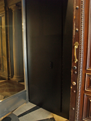 En speciallösning med luftridå från RMK i en entré med glasdörr.