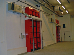 Ovanblåsande luftridå från RMK på en frys med röd isolerad port.