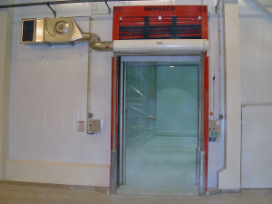 Ovanblåsande luftridå från RMK på en frys med rödvit port.