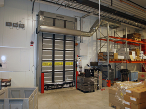 Ovanblåsande luftridå från RMK på en frys med isolerad port.