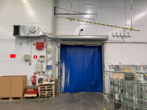 Ovanblåsande luftridå från RMK på en frys med blå port.