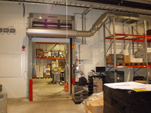 Ovanblåsande luftridå från RMK på en frys med hyllor.