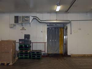 Ovanblåsande luftridå från RMK på en frys med gulsvart frysgardin,