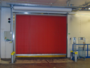 Ovanblåsande luftridå från RMK på en frys med röd snabbport.