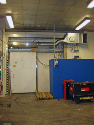 Ovanblåsande luftridå från RMK på en frys med blå container.