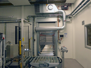 Ovanblåsande luftridå från RMK på en frys med transportbana.