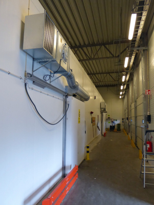 Ovanblåsande luftridå från RMK på en frys med flera portar.