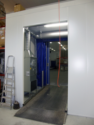 Ovanblåsande luftridå från RMK på en frys med stege bredvid..