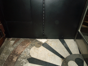 En speciallösning med luftridå från RMK i en entré med marmorgolv.