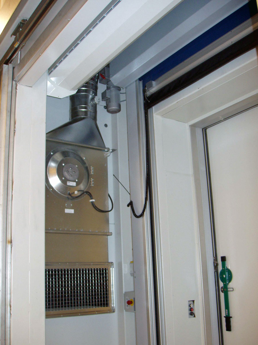 Ovanblåsande luftridå från RMK på en frys med stål på vägg.