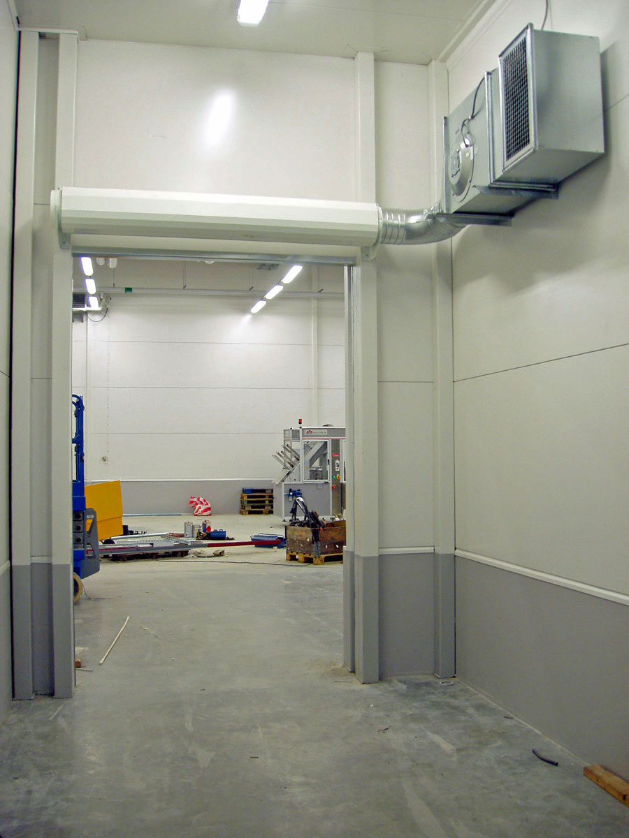 Ovanblåsande luftridå från RMK på en frys med betonggolv.