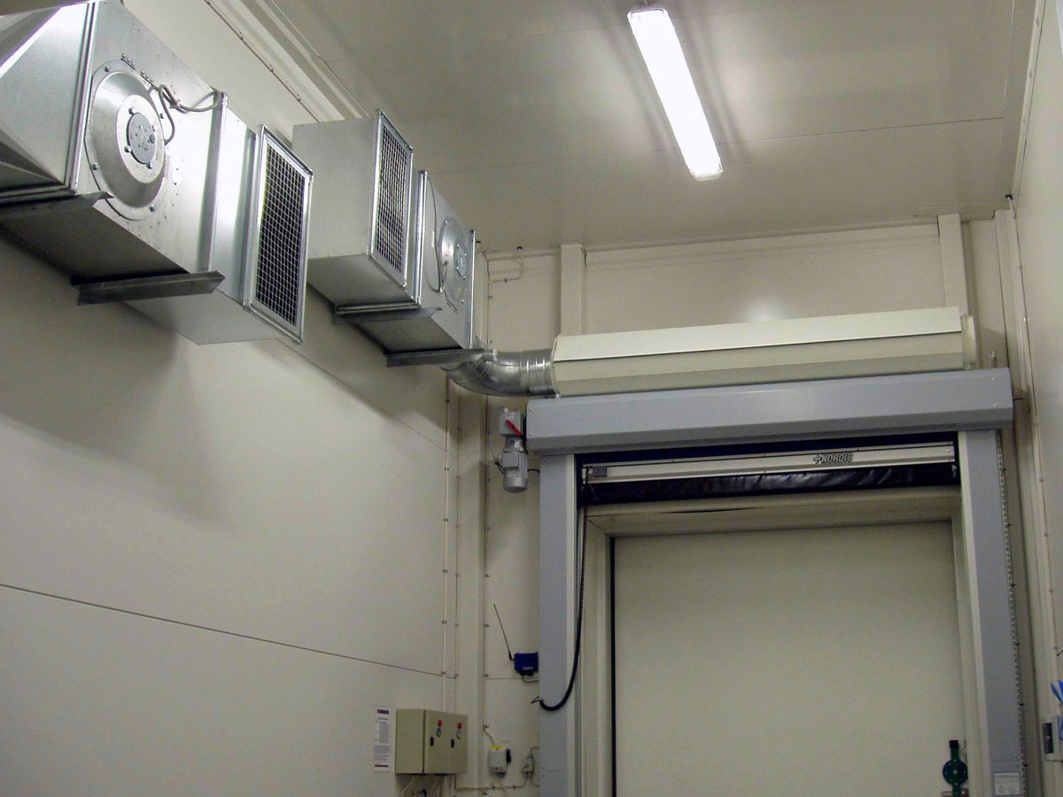 Ovanblåsande luftridå från RMK på en frys med grått stål.