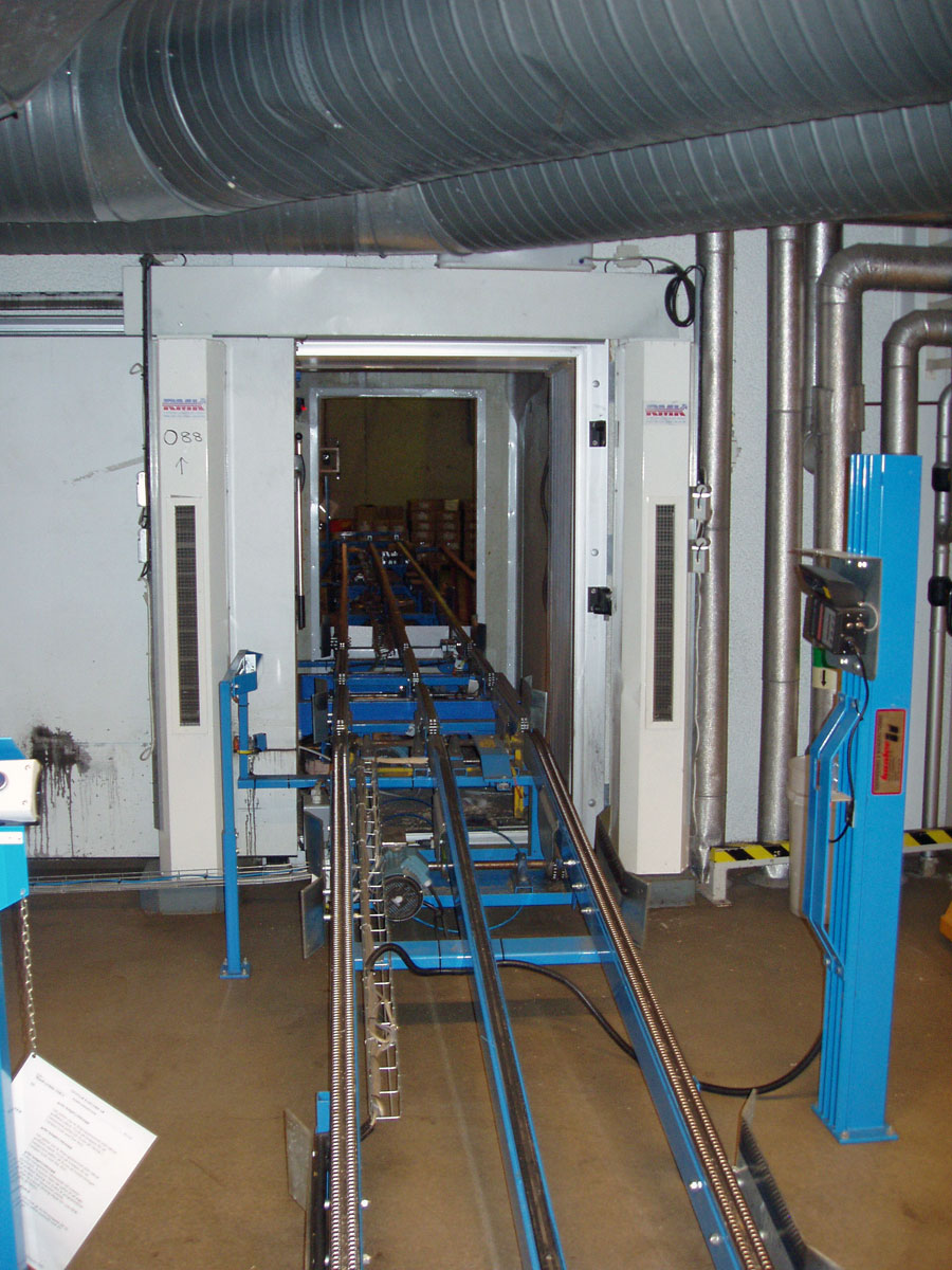 Ovanblåsande luftridå från RMK på en frys med transportbana.