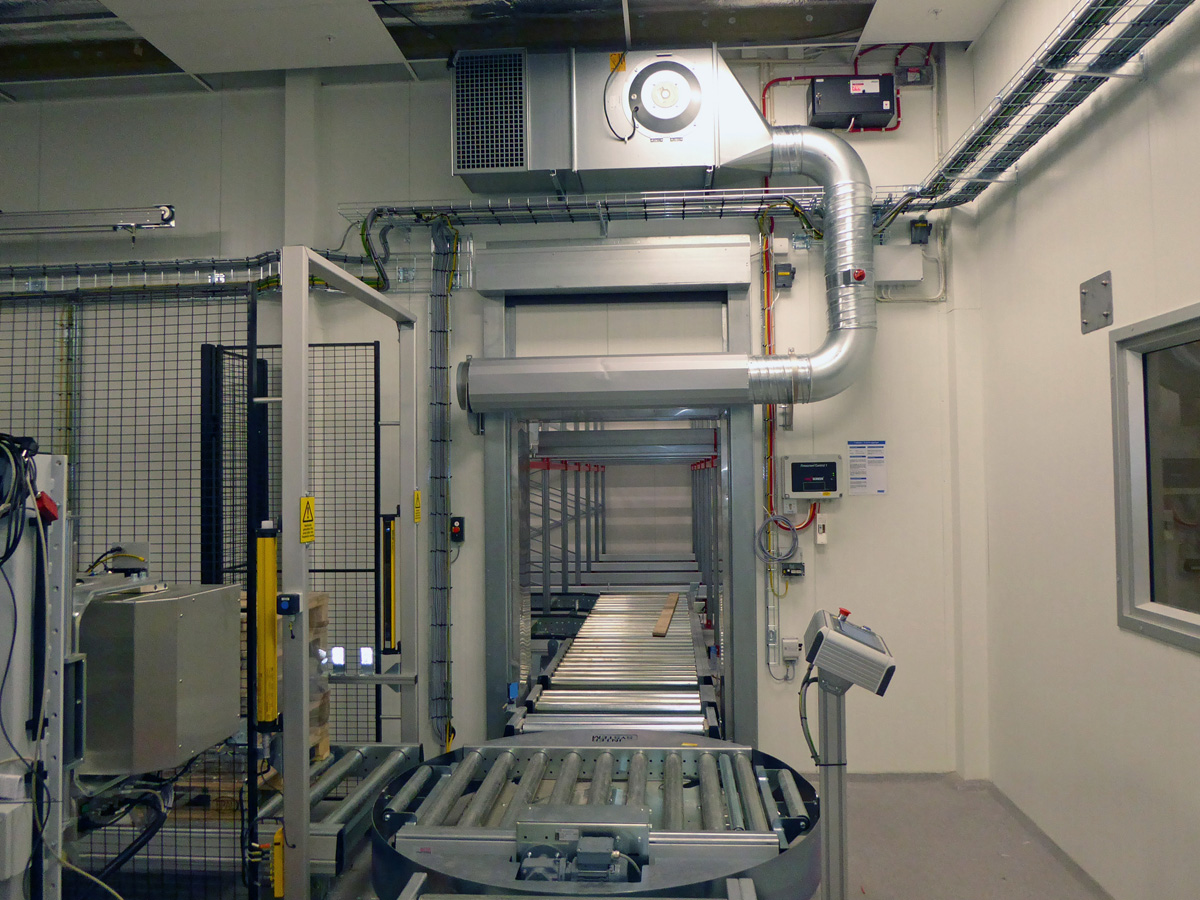 Ovanblåsande luftridå från RMK på en frys med transportbana.