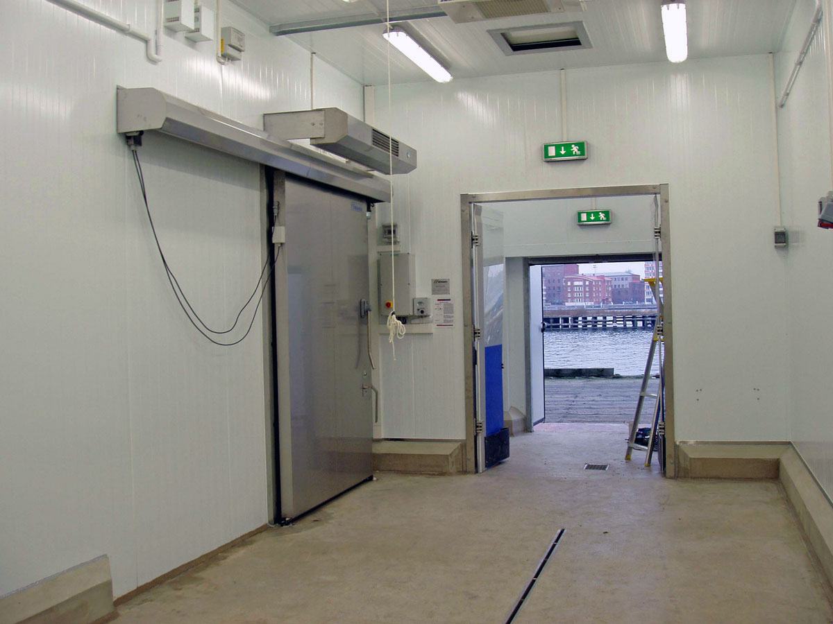 Ovanblåsande luftridå från RMK på en frys med rostfri port.