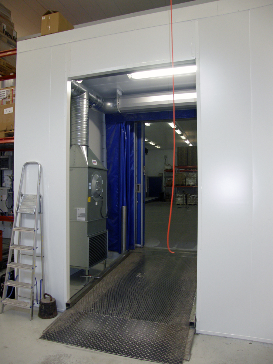 Ovanblåsande luftridå från RMK på en frys med stege bredvid..