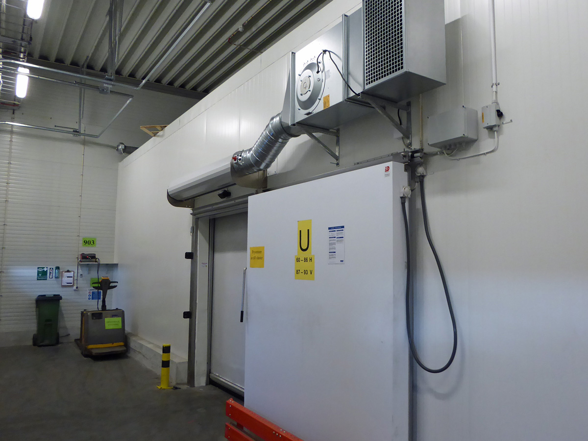 Ovanblåsande luftridå från RMK på en frys med vit dörr.