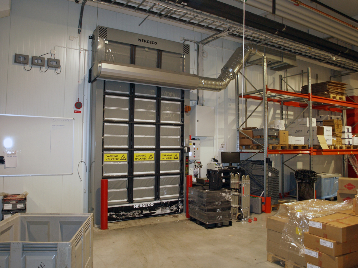 Ovanblåsande luftridå från RMK på en frys med isolerad port.