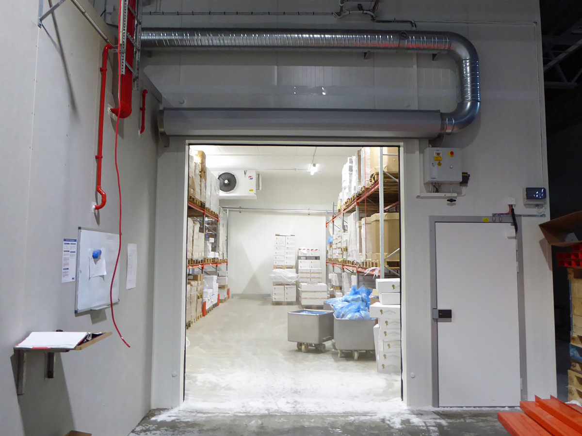 Ovanblåsande luftridå från RMK på en frys med öppen port.