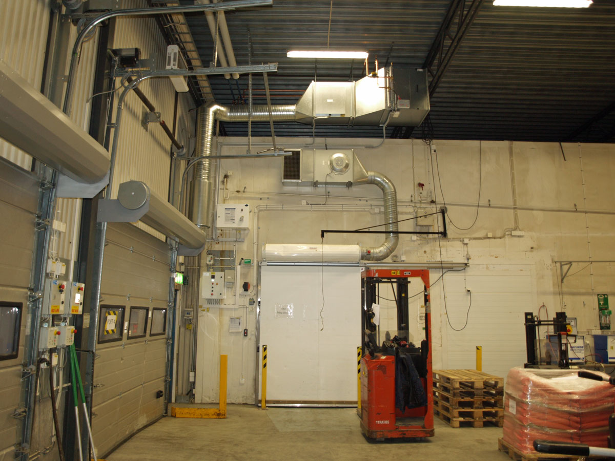 Ovanblåsande luftridå från RMK på en frys med röd truck.