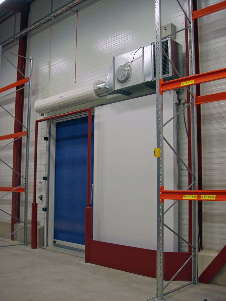 Ovanblåsande luftridå från RMK på en frys med rödvit port.