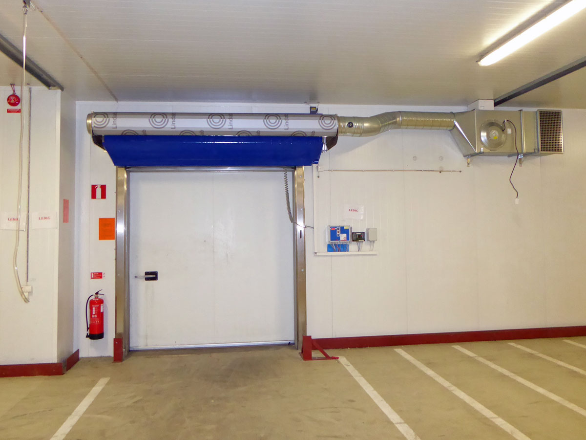 Ovanblåsande luftridå från RMK på en frys med blå portduk.