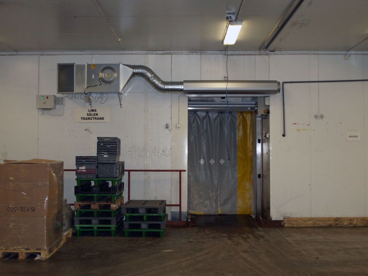 Ovanblåsande luftridå från RMK på en frys med gulsvart frysgardin,