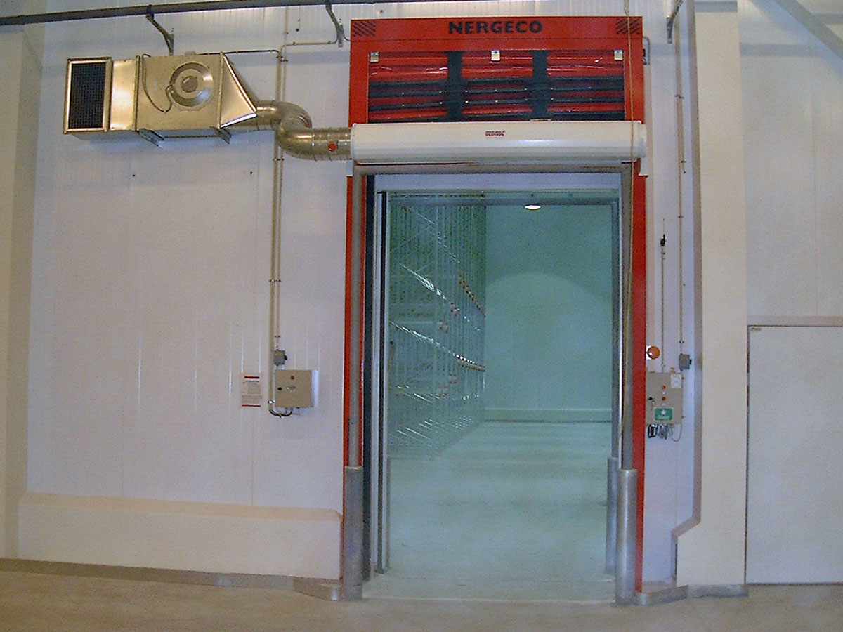 Ovanblåsande luftridå från RMK på en frys med rödvit port.