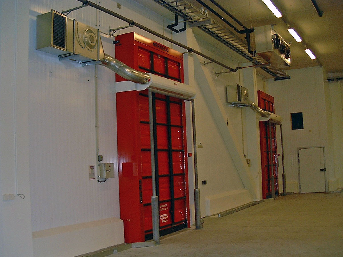 Ovanblåsande luftridå från RMK på en frys med röd isolerad port.