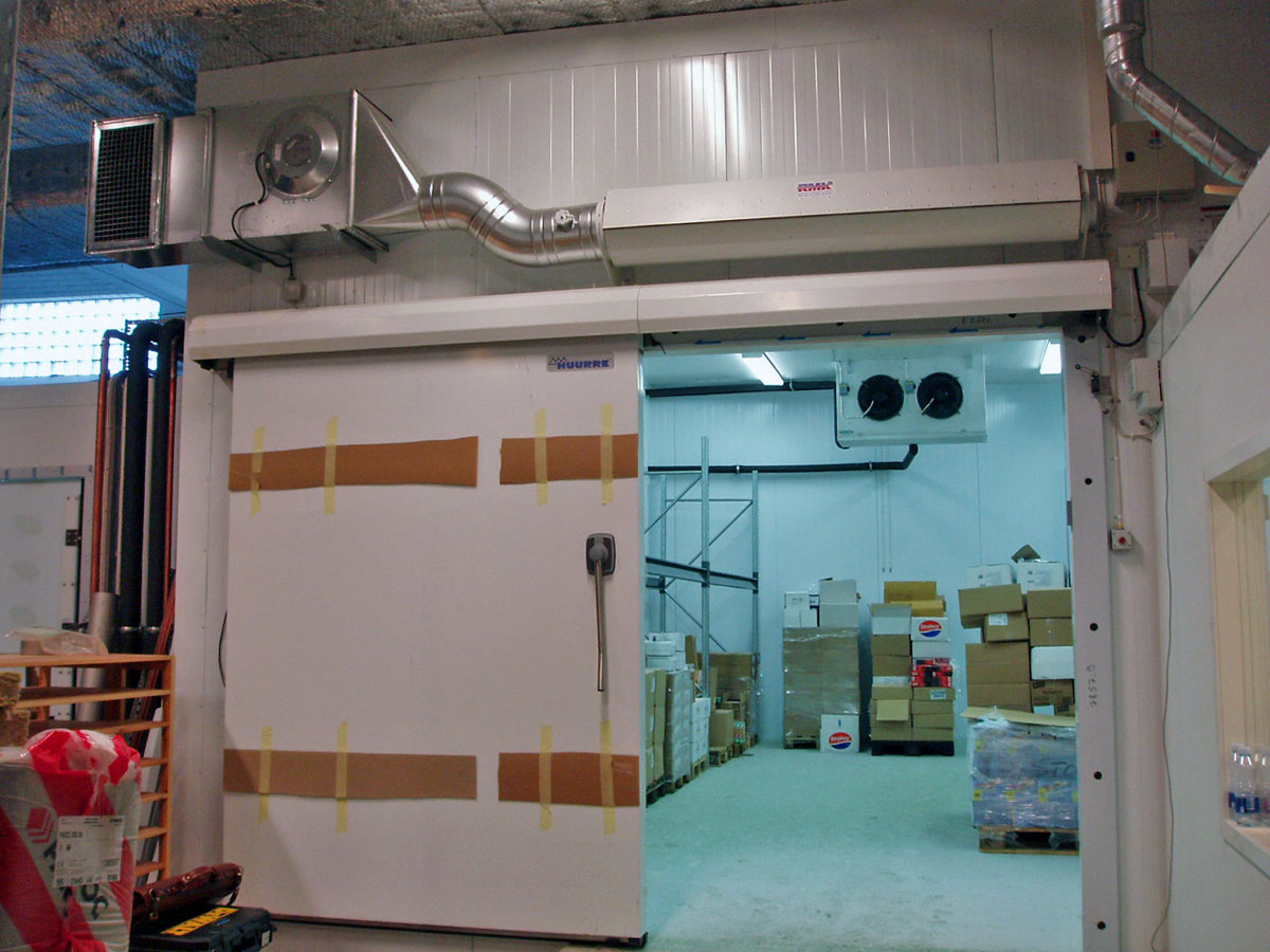 Ovanblåsande luftridå från RMK på en frys med öppen port.