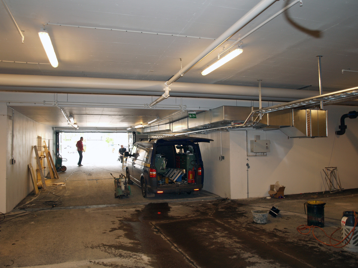 En ovanblåsande luftridå från RMK på garageport med skåpbil.