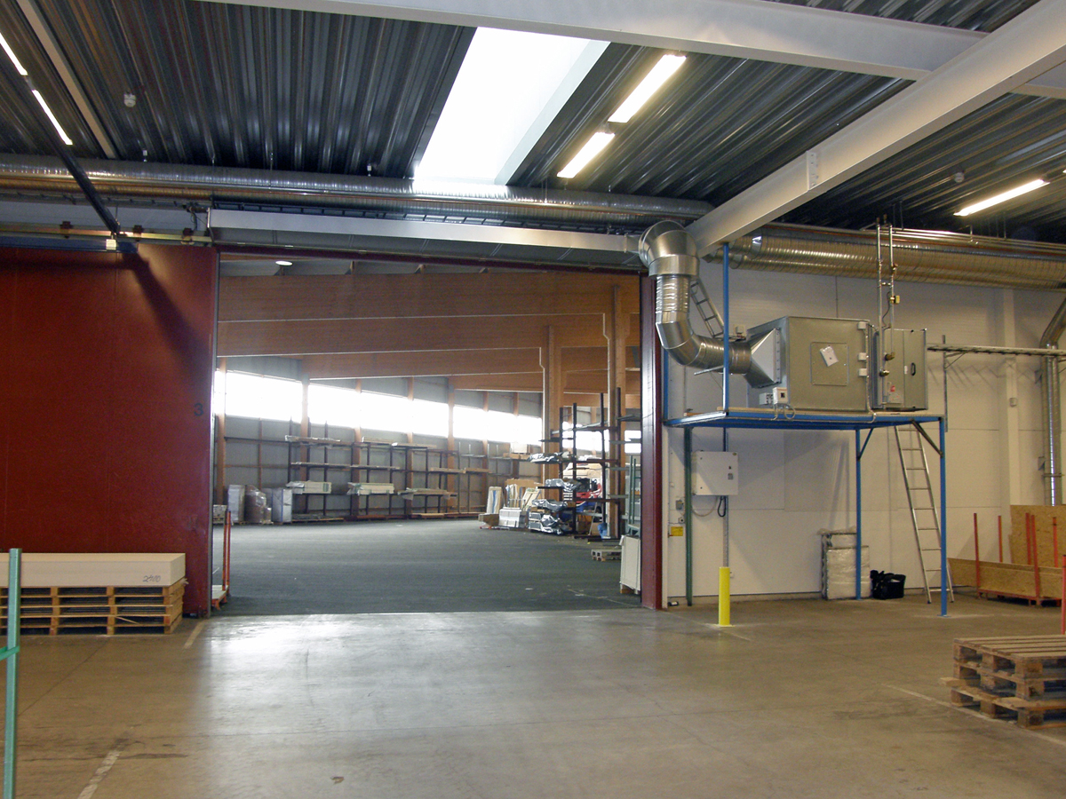 En ovanblåsande luftridå från RMK på industriport med taklampor.