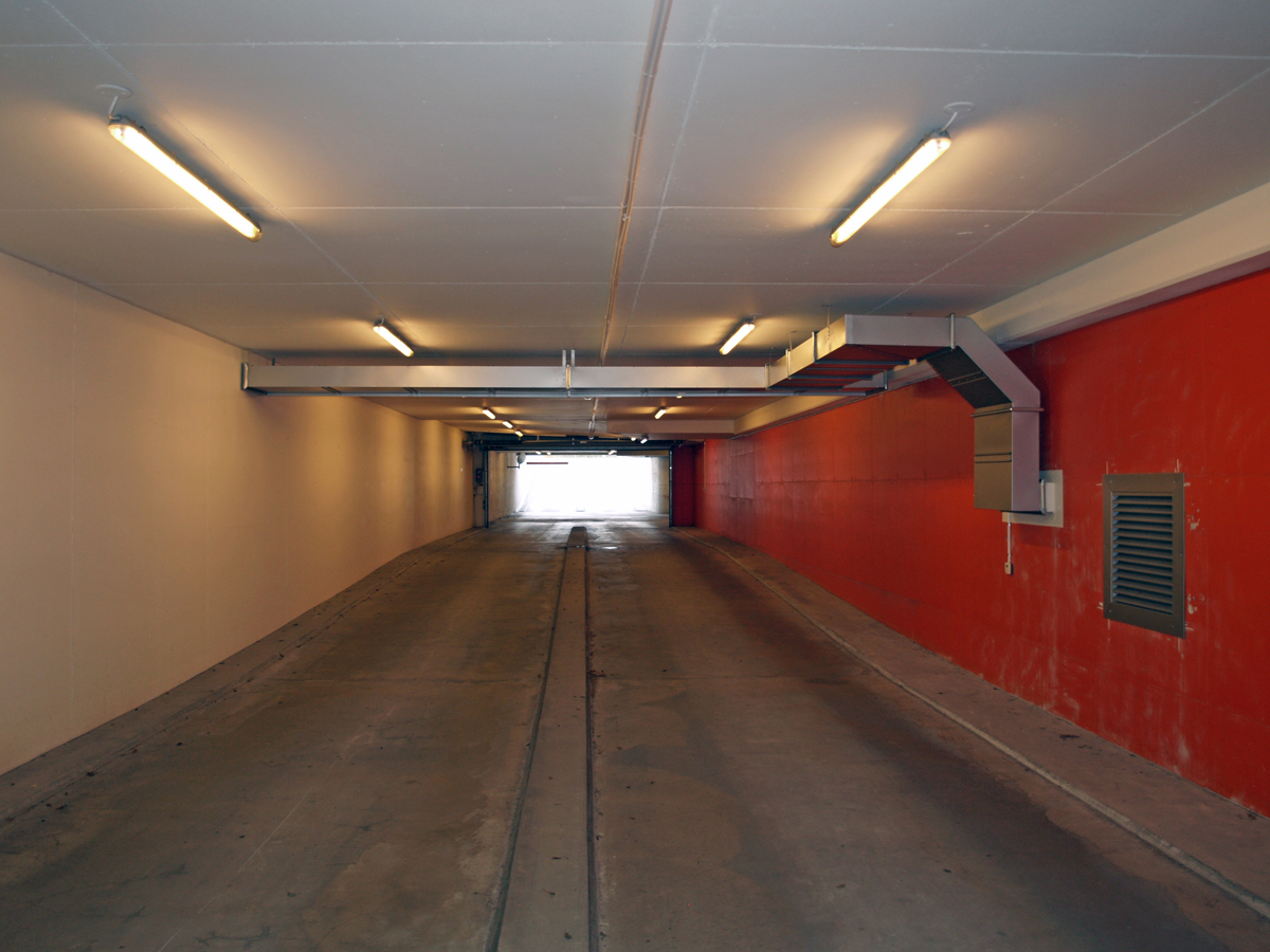 En ovanblåsande luftridå från RMK på garage med röd vägg.